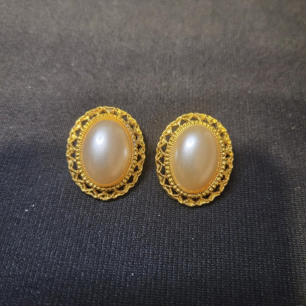 Vintage DARIA Gold Tone Simulated Pearl Filigr Ornate Clip On Earrings 1"